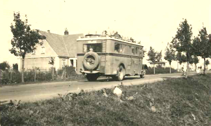 Bus vor der Gaststätte 'Zur Lindenquelle'